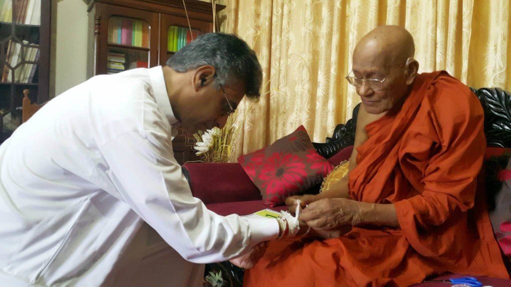 අතිපූජ්‍ය දවුල්දෙන ඤාණිස්සර මහ නා හිමියන්ගේ ආශිර්වාද ලබමින්...