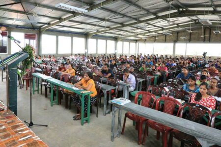බාහිර උපාධිධාරීන් අමතමින්