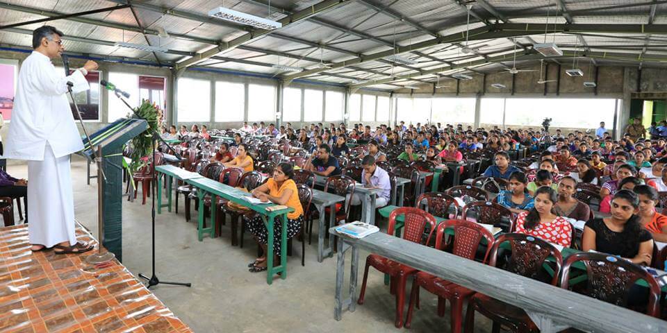 බාහිර උපාධිධාරීන් අමතමින්