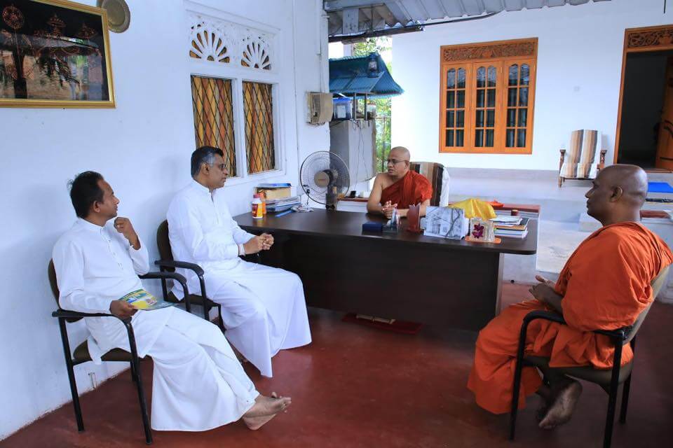 හෝකන්දර මිහිඳු බෞද්ධ මධ්‍යස්ථානයේ විහාරාධිපති ශාස්ත්‍රපති පූජ්‍ය වැටස්සයායේ ජිනවංස හිමි බැහැදැක ආශිර්වාද ලබාගත් අවස්ථාව.