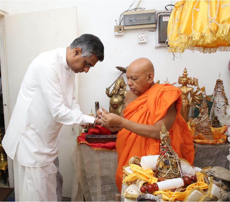 හිටපු අමාත්‍ය පාඨලී චම්පික රණවක මහතා පසුගියදා කොළොන්නාව ප්‍රදේශයේ බෞද්ධ විහාරස්ථාන වෙත ගොස් විහාරාධිපති හිමිවරුන් සහ විහාරවාසී භික්ෂූන් වහන්සේලා බැහැදැක සිය මැතිවරණ ව්‍යාපාරයට ආශිර්වාද ලබාගන්නා ලදි.
