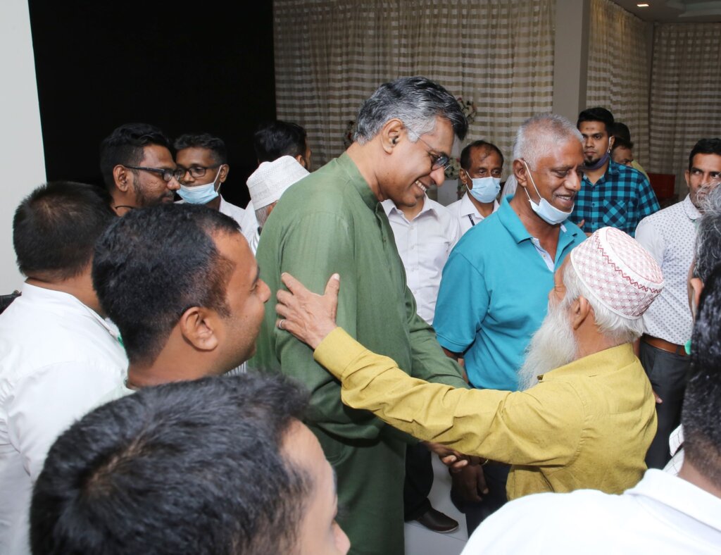 මුස්ලිම් වෘත්තිකයින් දැනුවත් කිරීම.