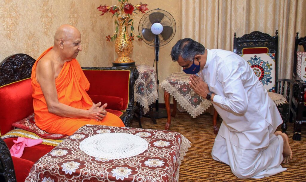 මල්වතු පාර්ශ්වයේ මහානායක සහ අනුනායක ස්වාමීන්ද්‍රයන් වහන්සේලාගේ ආශිර්වාද ලබමින්...