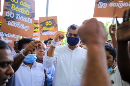 රට විරුවා මහ පාරේ අපෙ විරුවා මර නින්දේ