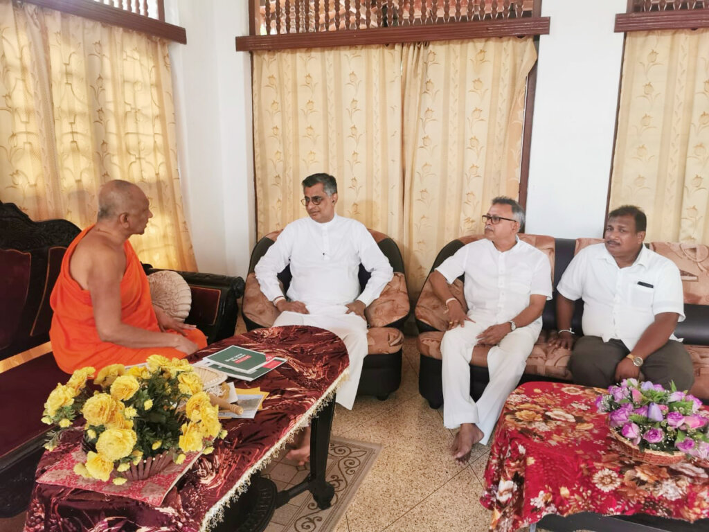 ඉසුරුමුණි විහාරය වෙත ගොස් වැඳපුදා ආශිර්වාද ලබාගත් එක්සත් ජනරජ පෙරමුණේ නායක පාඨලී චම්පික රණවක මහතා..
