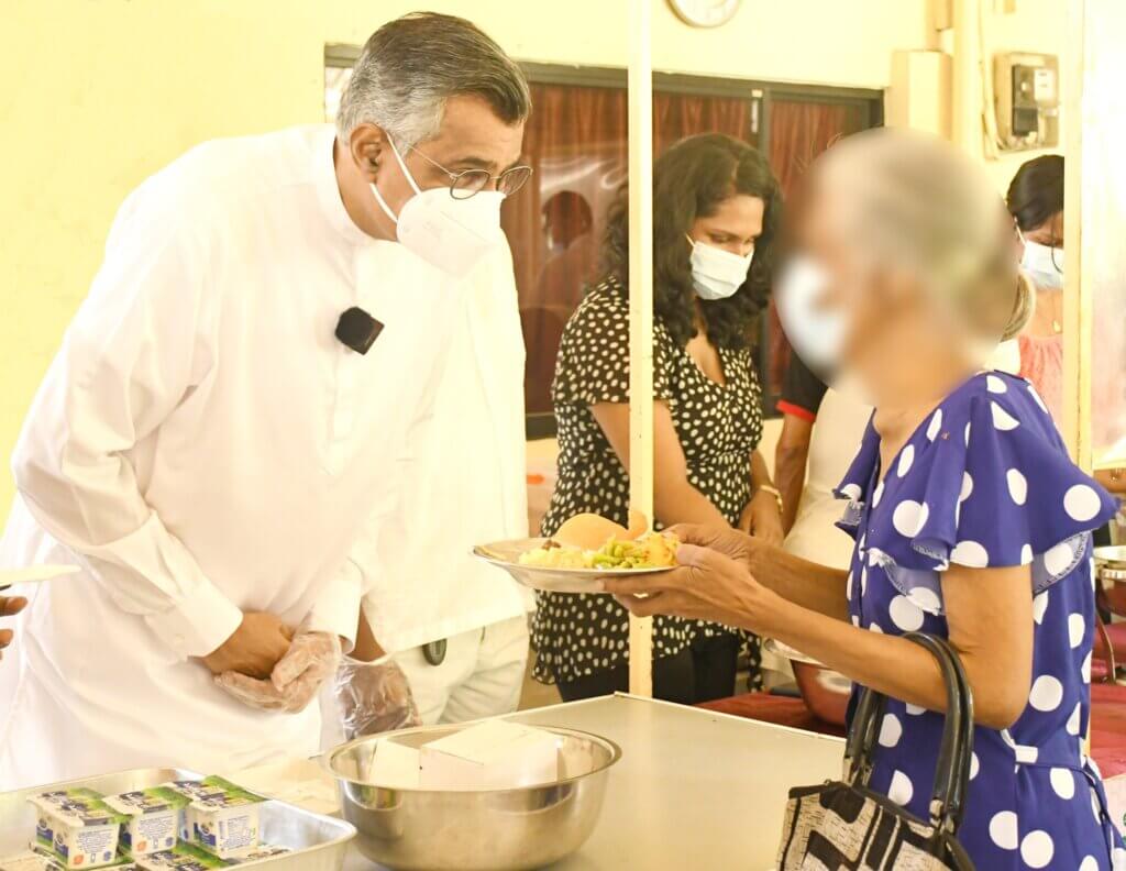 මහරගම අපේක්ෂා රෝහලේ බාහිර රෝගී අංශයේ ප්‍රතිකාර ලබා ගැනීමට පැමිණි රෝගීන් සහ ඔවුන්ගේ හිතවතුන් වෙනුවෙන් දිවා ආහාරය පිළිගැන්වීමේ වැඩසටහන.