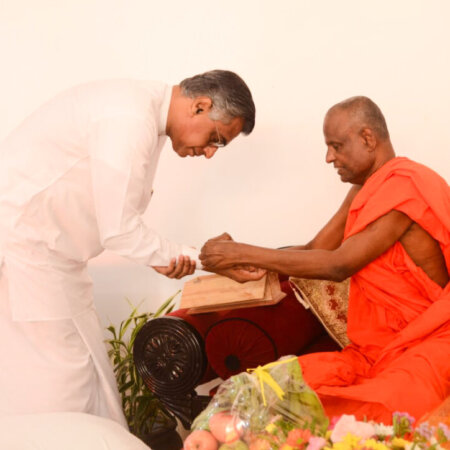 අටමස්ථානාධිපති, පූජ්ය ආචාර්ය පල්ලේගම හේමරතන හිමිපාණන් බැහැ දැක ආශිර්වාද ලබා ගැනීම..