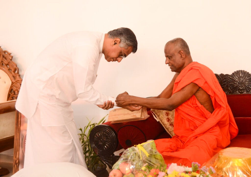 අටමස්ථානාධිපති,  පූජ්‍ය ආචාර්ය පල්ලේගම හේමරතන හිමිපාණන් බැහැ දැක ආශිර්වාද ලබා ගැනීම..