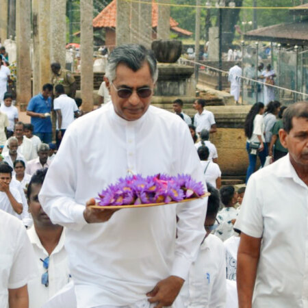 රුවන්වැලි සෑ චෛත්ය විහාරාධිපති, රජරට විශ්වවිද්යාලයේ කුලපති ඊතලවැටුණුවැවේ ඥානතිලක හිමියන් බැහැදැකීම.