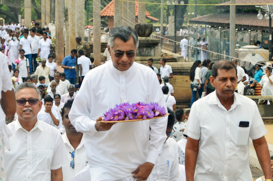 රුවන්වැලි සෑ චෛත්‍ය විහාරාධිපති, රජරට විශ්වවිද්‍යාලයේ කුලපති  ඊතලවැටුණුවැවේ ඥානතිලක හිමියන් බැහැදැකීම.