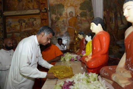පාර්ලිමේන්තු මන්ත්රී පාඨලී චම්පික රණවක මහතා තන්තිරිමලේ රජමහා විහාරස්ථානය වැඳ පුදා ගැනීමට එක් විය.
