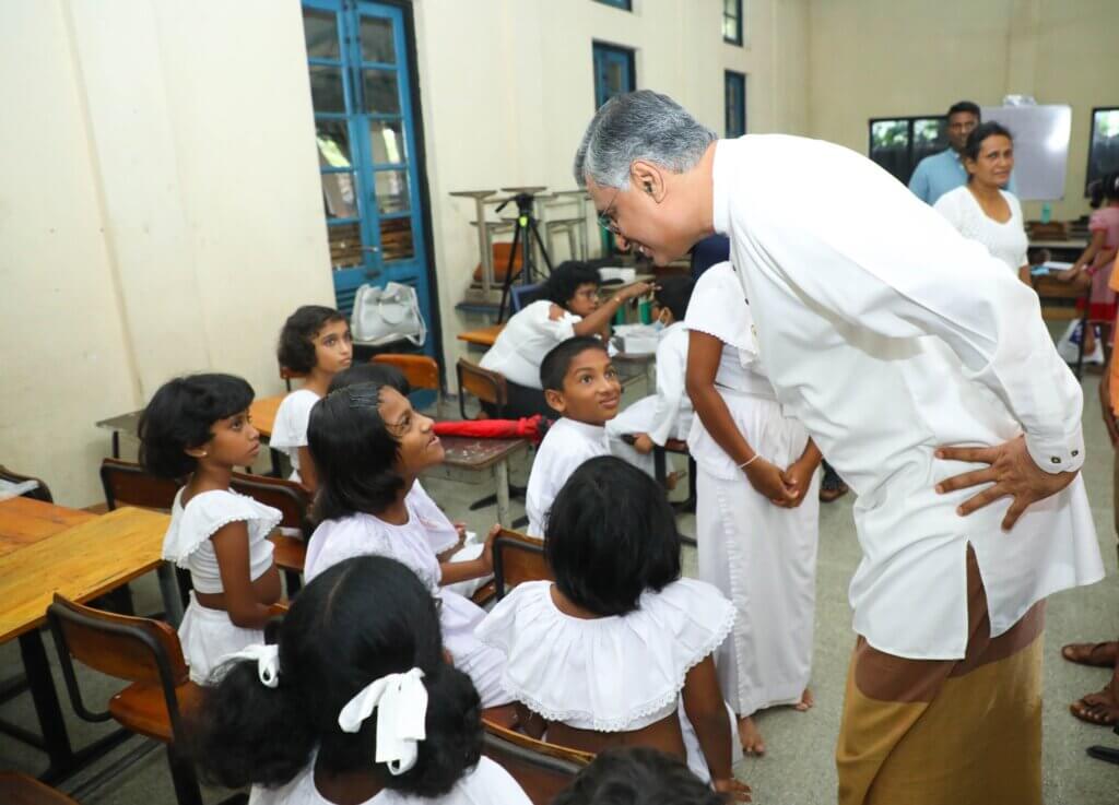 ළමා දිනය මූලික කර ගෙන සංවිධානය කළ අක්ෂි සායන වැඩසටහන..
