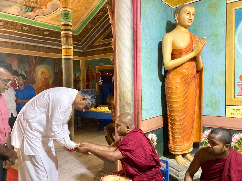 කලවාන ශ්‍රී තිලකරත්නාරාම විහාරස්ථානයේ විහාරාධිපති රත්නපුරේ සීවලී හිමියන් බැහැ දැක ආශිර්වාද ලබාගැනීම.