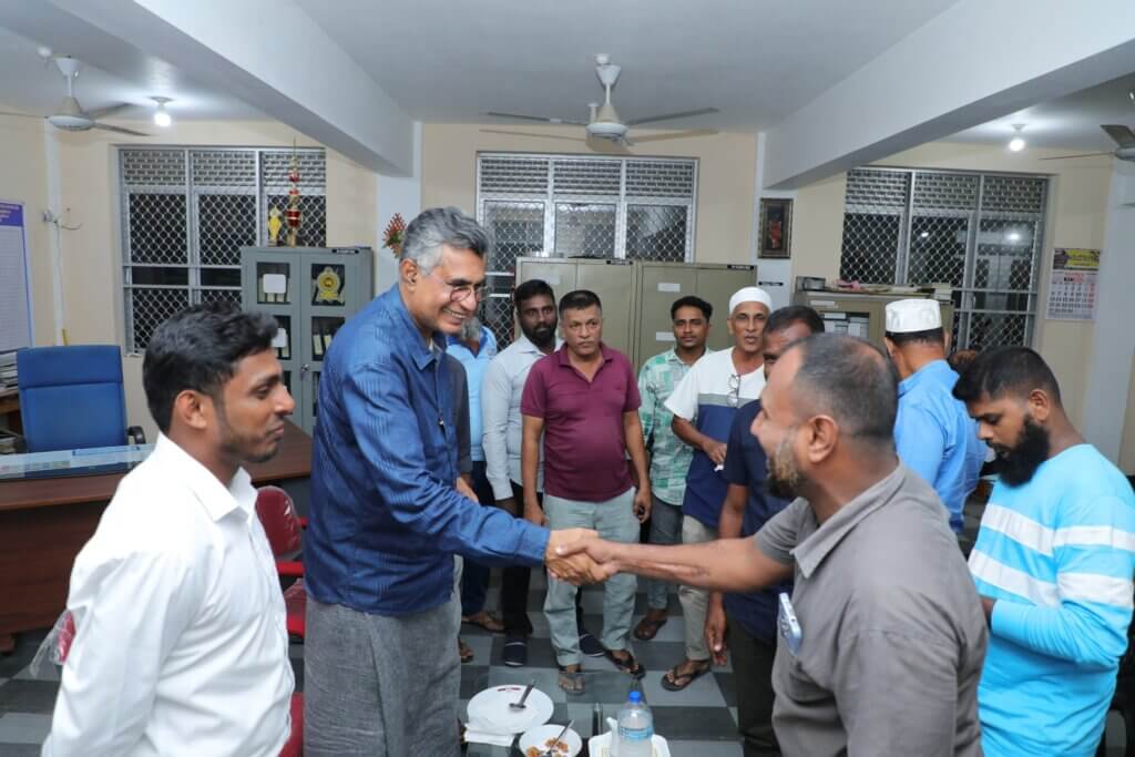 මඩකලපුව වාලච්චේනයි බ්‍රරයින්තුරච්චේනයි අශ්හර් විද්‍යාලයේ විදුහල්පතිතුමා ප්‍රමුඛ ප්‍රමුඛ ආචාර්ය මණ්ඩලය සහ පාසල් සංවර්ධන සමිතියේ නියෝජිතයින් සමඟ සිදුකළ සුහද කතාබහ..