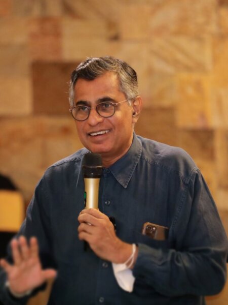 වර්ථමාන ආර්ථික හා දේශපාලන අර්බුදයේ විවිධ පැතිකඩ.