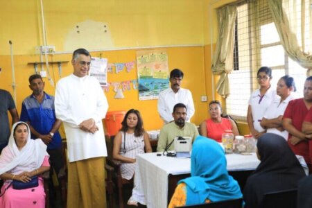 නගර සභාව කියනවා දුම් ගහන්න සල්ලි නෑ කියලා. ඩෙංගු උවදුර ඇඟට නොදැනි පැතිරිලා යනවා. ඩෙංගු සංඛ්යාලේඛණ ඉදිරිපත් කළොත් සංචාරකයො එන එකක් නැති වෙයිලු!