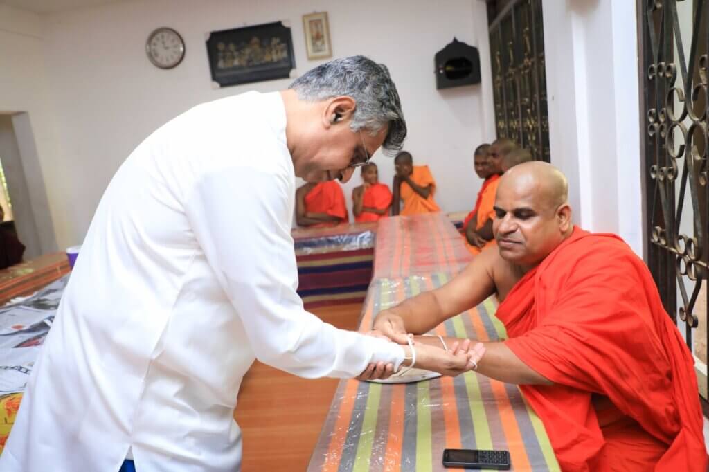 අමරපුර අරියවංශ සද්ධම්මයුක්තික මහා නිකායේ මධ්‍යම පලාත් ප්‍රධාන සංඝනායක පුජ්‍ය කොස්වත්තේ රතනජෝති නාහිමියන් බැහැදැක ආශිර්වාද ලබා ගනීම..